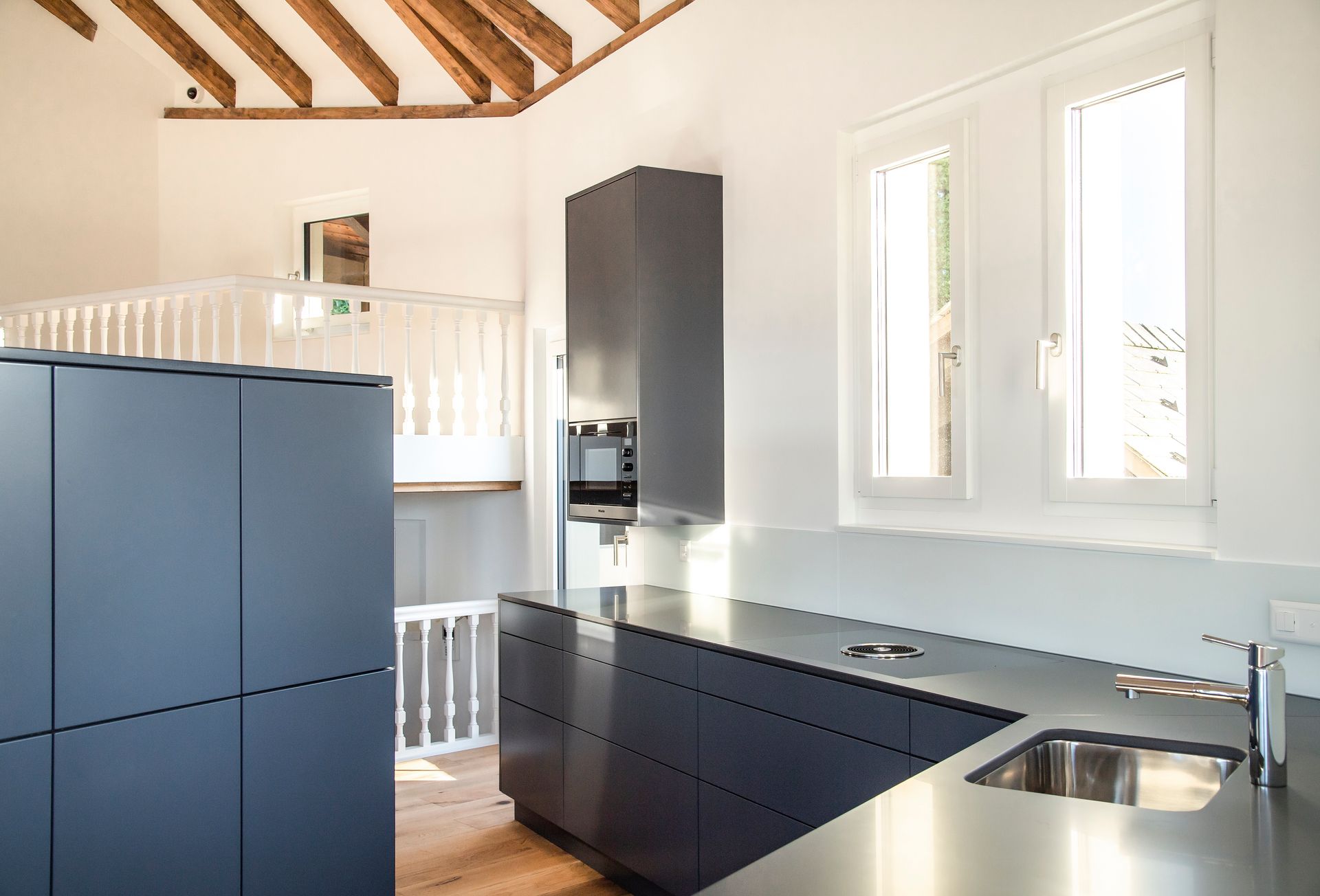Neue dunkle Küche unter freigelegten Holzbalken in der erneuerten Villa Vista sul Lago