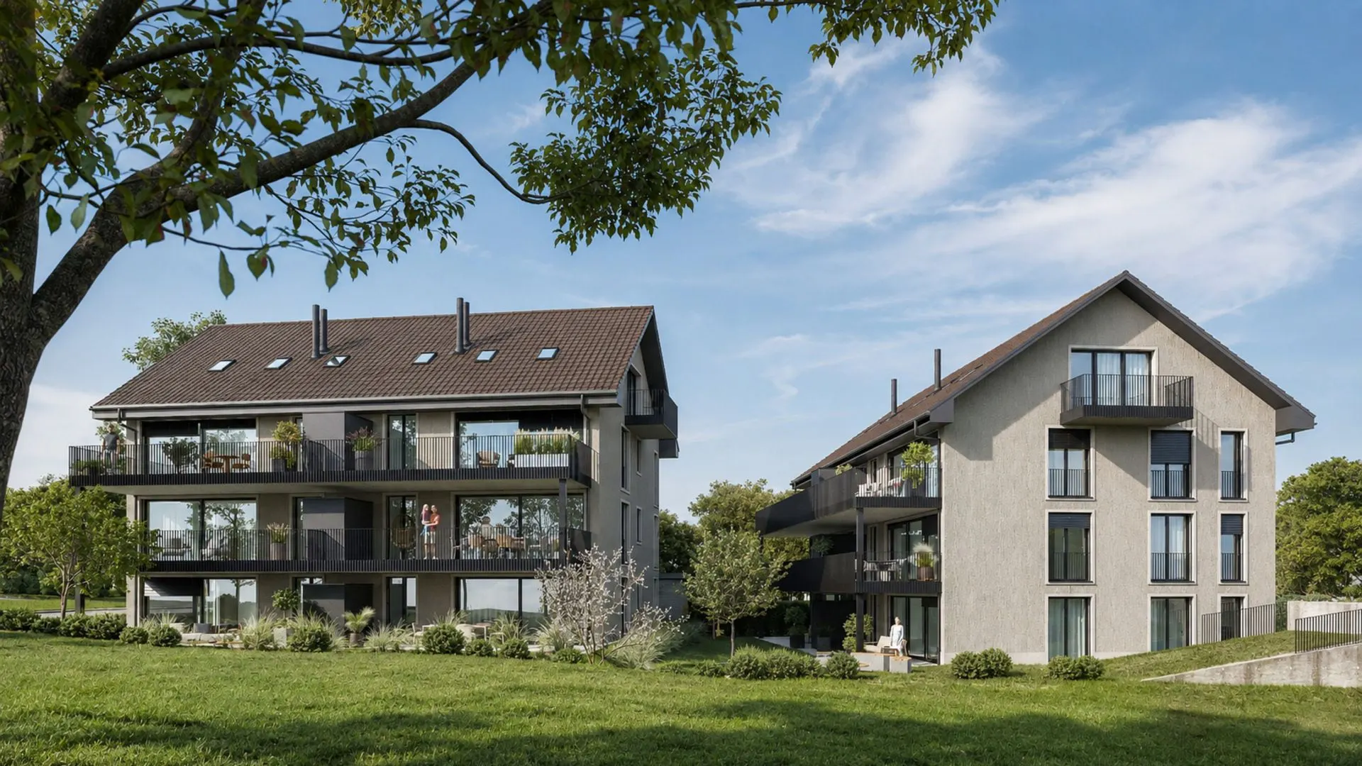 Zwei moderne Wohnhäuser mit Balkonen, in einer Rasenfläche mit Bäumen und blauem Himmel.